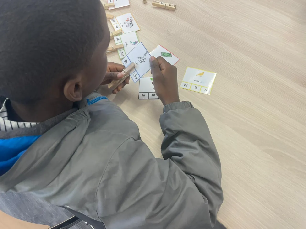 Enseignante et élève en interaction lors d'un atelier Evolusco