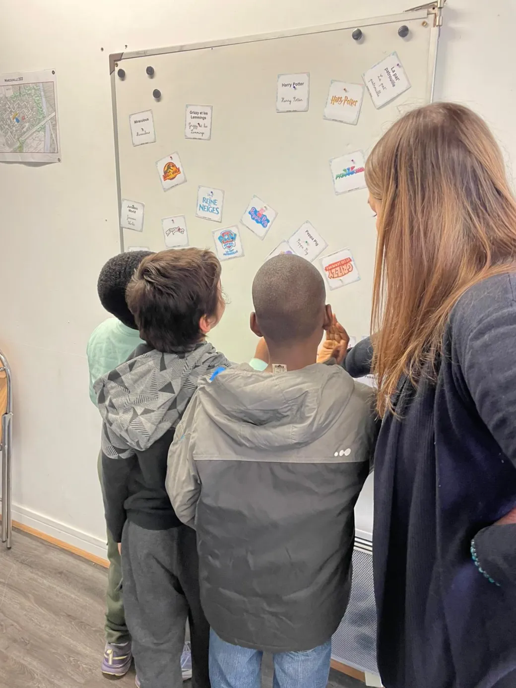 Enfant de Grande Section en activité de lecture lors d'un atelier Evolusco
